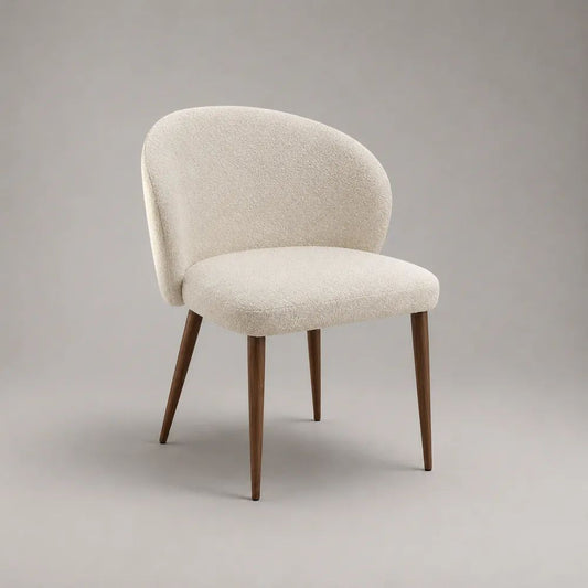 Esszimmerstuhl mit Bouclé-Polyesterbezug und Massivholzbeinen, Creme/Walnussbraun, 58 × 61 × 81 cm